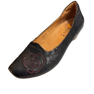 Think! Brown Leather Heeled Loafer with Floral Accent Womens Size 9.5 Comfort